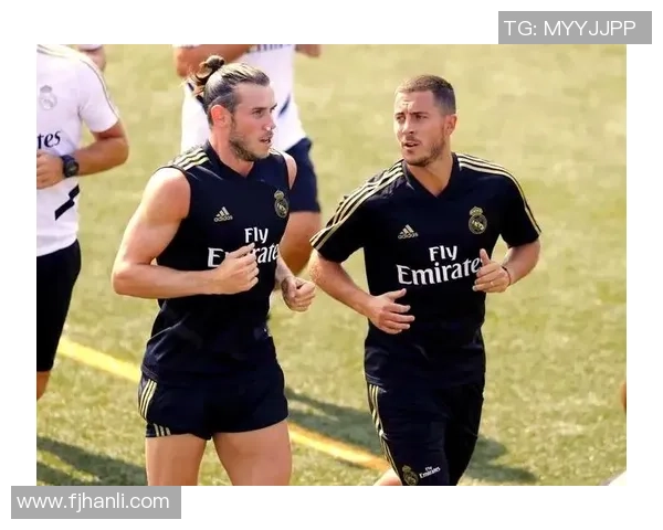 足球场上的传奇瞬间 哪些球星曾在绿茵场上留下过精彩合影